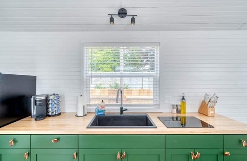 Overlook Apartamento | Noir-Emerald: Modern TinyLux in Portland