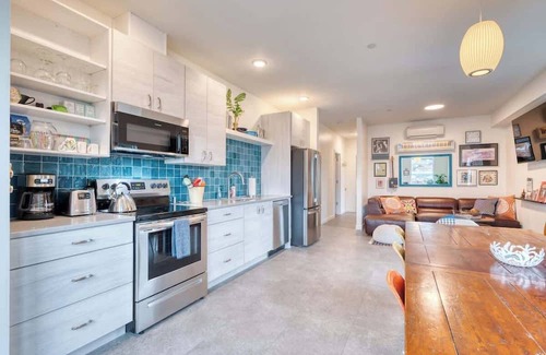 Hosford-Abernethy Casa | Vintage Cozy Penthouse at Crossroads ~94 WalkScore