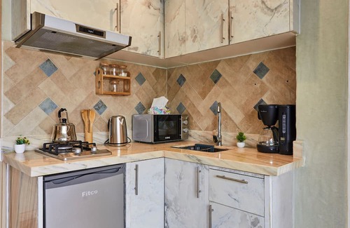Southern Atlantic Coast Apartamento | Wake to Waves: Stylish 1-Bedroom by the Shore