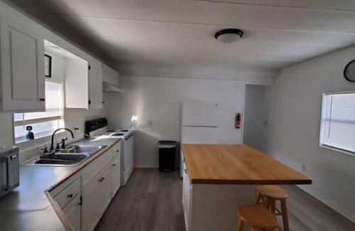 Lake Charles Casa | Cozy 2BD/2BA Mobile Home/ AC, Wi-Fi, W/D, Kitchen, Prime Central Location