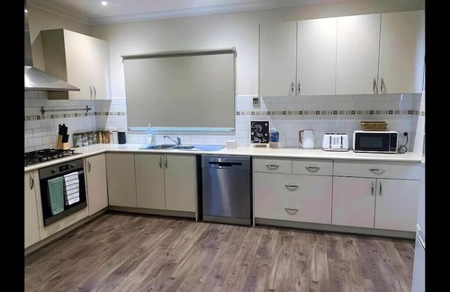 Fawkner Casa | Private 1BR in Fawkner Home with Garden