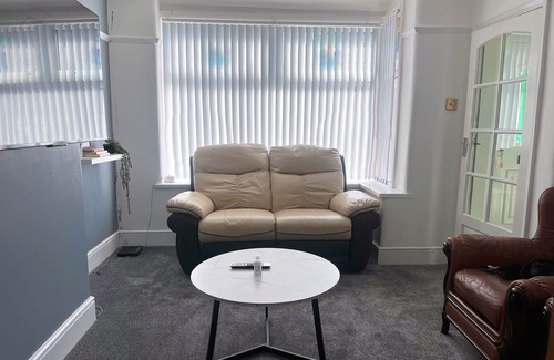 Middleton Casa | Spacious 3-Bedroom Family Home in Quiet Middleton | Minutes from Manchester City