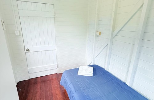 Emu Park Complejo | Beach Dorm accommodation with shared toilet & shower