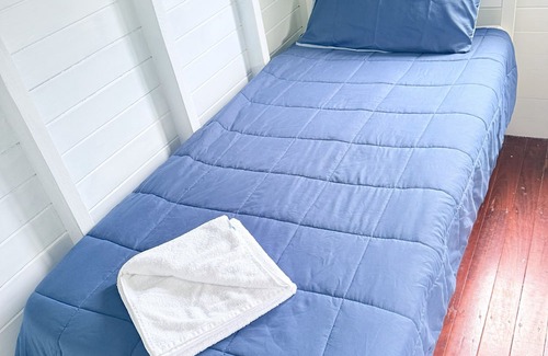 Emu Park Complejo | Beach Dorm accommodation with shared toilet & shower