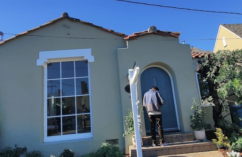 Burlingame Casa | 3-bedroom 2-bathroom Spanish Bungalow house in Burlingame with WiFi and AC.