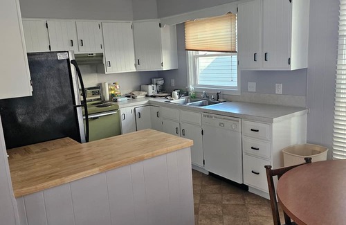 West Okoboji Casa | Hoist available for boats up to 25 ft. Charming 2BR house in lovely W. Okoboji