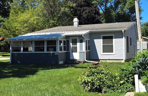 West Okoboji Casa | Hoist available for boats up to 25 ft. Charming 2BR house in lovely W. Okoboji