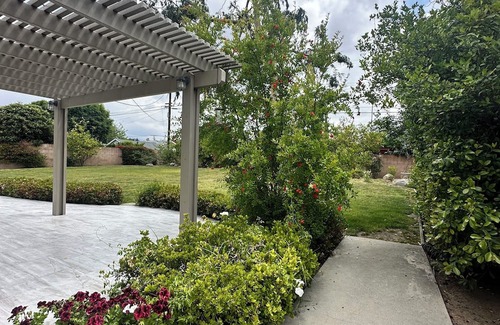 Northridge Casa | Spacious 5-bedroom house in enchanting Northridge with WiFi, AC