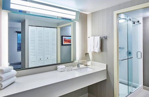 Lloyd District Casa | Explore Portland from our spacious, contemporary hotel.