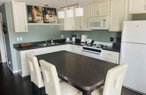 Elk Rapids Cabaña | Charming 2-bedroom cottage with WiFi, AC in fabulous Elk Rapids
