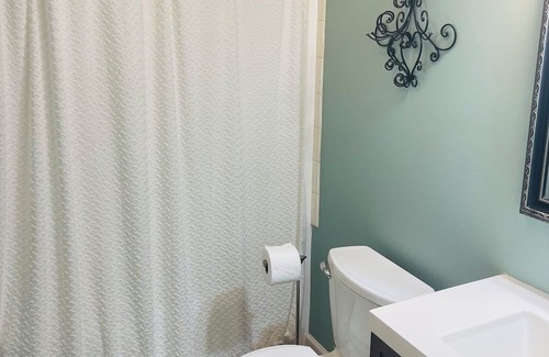 Elk Rapids Cabaña | Charming 2-bedroom cottage with WiFi, AC in fabulous Elk Rapids