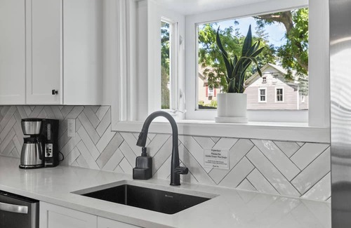 Catskill Casa | Fire Pit, Hot Tub, Sonos, & Spacious! Walk to Main Street, restaurants & brewery