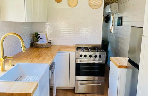 Titusville Casa | Tiny Home School Bus with 1 bedroom and WiFi, AC in charming Titusville