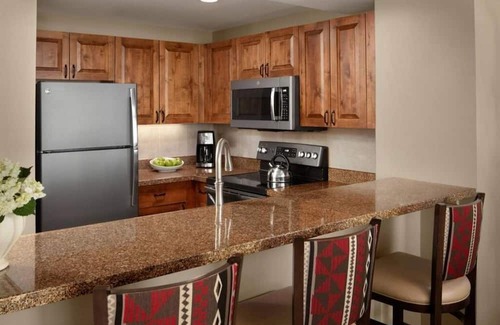 Highland Meadows Condominio | Enjoy a 3 Day Fall Weekend -2-bedroom condo at Marriott Resort in charming Vail