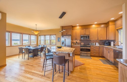 Rollingbay Casa | Waterfront Home w/Beach access!