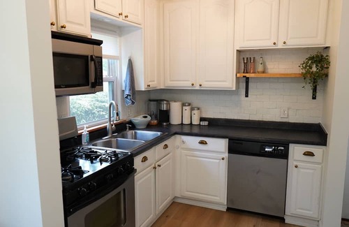 Plymouth Casa | Charming 2-bedroom house in Beautiful Downtown Plymouth - Wifi, washer/dryer