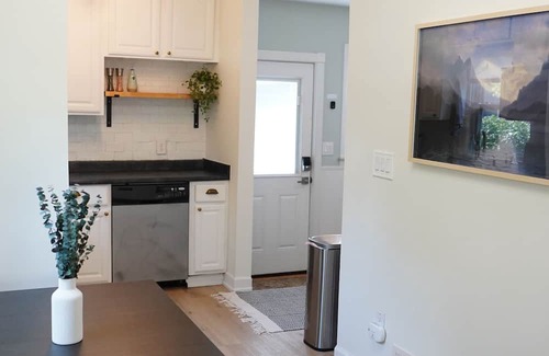 Plymouth Casa | Charming 2-bedroom house in Beautiful Downtown Plymouth - Wifi, washer/dryer