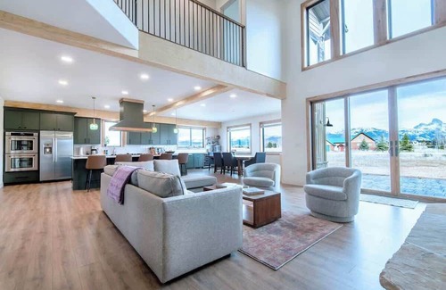 Driggs Casa | Grand Horizon Retreat - 7 Bdrm Luxury Home