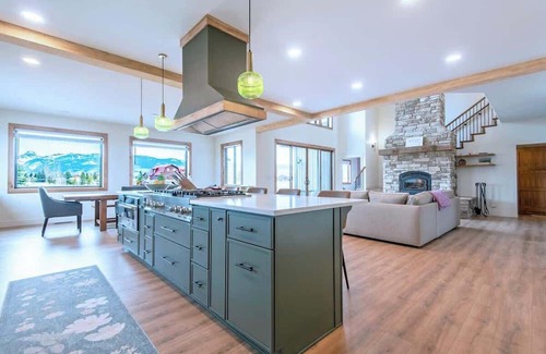 Driggs Casa | Grand Horizon Retreat - 7 Bdrm Luxury Home