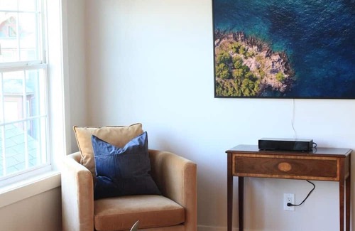 West Seventh Condominio | Charming 2-bedroom condo with WiFi, AC in downtown Saint Paul , great location.