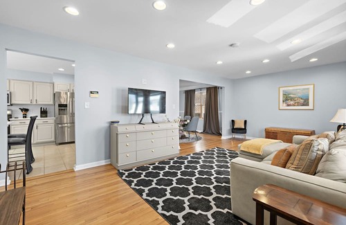 Lyndhurst Apartamento | Spacious 3BR w/Parking, Pool Access & Easy Commute to NYC – Monthly Stays