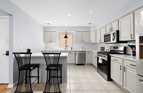 Lyndhurst Apartamento | Spacious 3BR w/Parking, Pool Access & Easy Commute to NYC – Monthly Stays