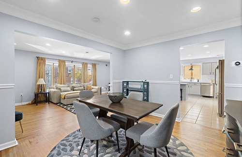 Lyndhurst Apartamento | Spacious 3BR w/Parking, Pool Access & Easy Commute to NYC – Monthly Stays