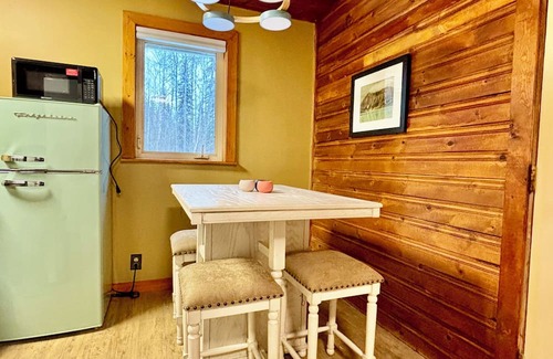 North Pole Cabina | Birch + Bjørn Tiny Home: Aurora Viewing & Sun Deck