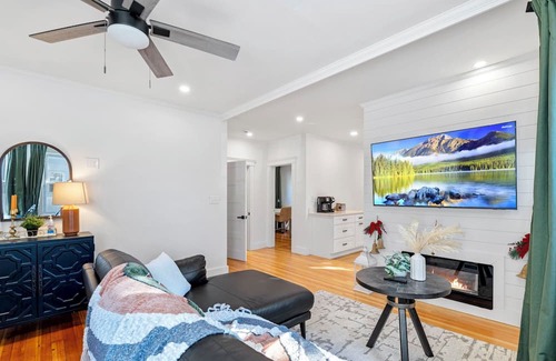 Framingham Condominio | Luxurious 3BR Condo in Suburban Charm & Quick Access to Boston