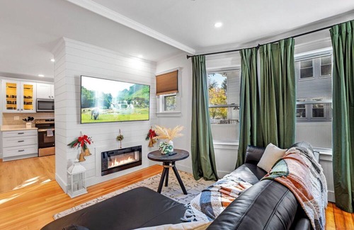 Framingham Condominio | Luxurious 3BR Condo in Suburban Charm & Quick Access to Boston