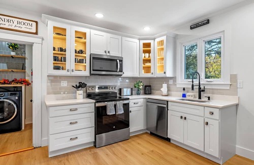 Framingham Condominio | Luxurious 3BR Condo in Suburban Charm & Quick Access to Boston