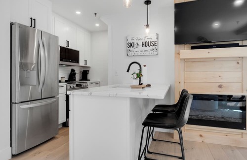 Bethel Condominio | Cozy condo in charming Bethel