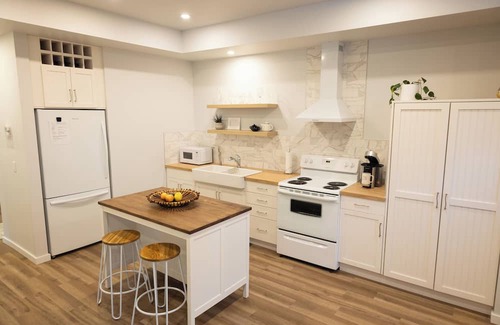 Calgary Casa | Entire 2 Bedroom Guest Suite with Laundry, Minutes from Bragg Creek!