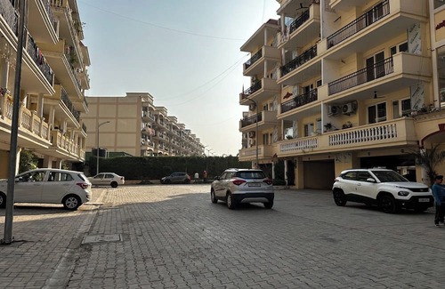 Zirakpur Apartamento | Spacious 3-bedroom apartment with AC, WiFi in wonderful Zirakpur