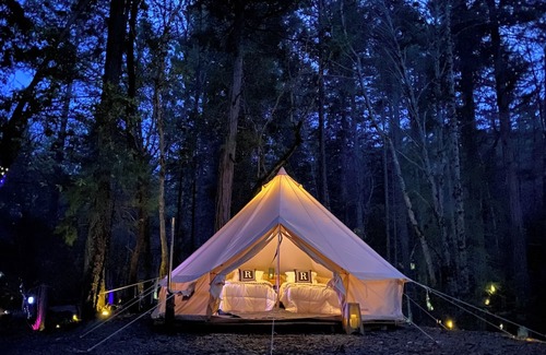 Burnt Ranch Alquiler De RV | Glamping at Radio Ranch Camp with Tub and Waterfalls