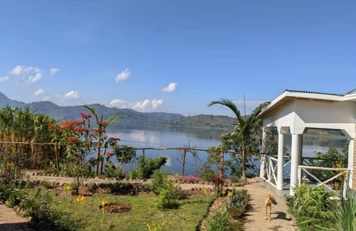 Ruhondo Apartamento | LAKE RUHONDO FAMILY ROOM near lake Ruhondo in twin lake region with volcanoView