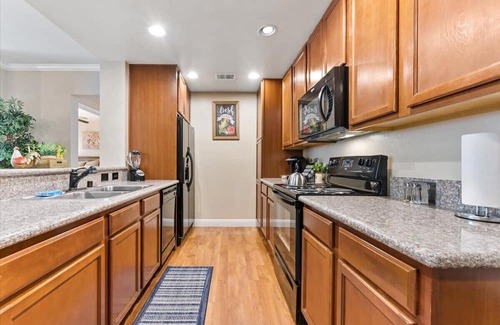 Reno Apartamento | Stylish 3BR Apt with Pool, Gym & Basketball Court