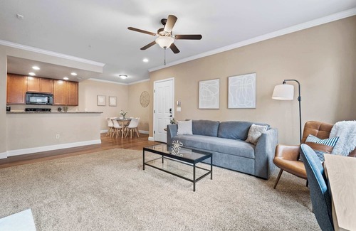 Reno/Tahoe Airport Apartamento | Luxury 2BR 2BA Apartment with Pool, Gym & Theater