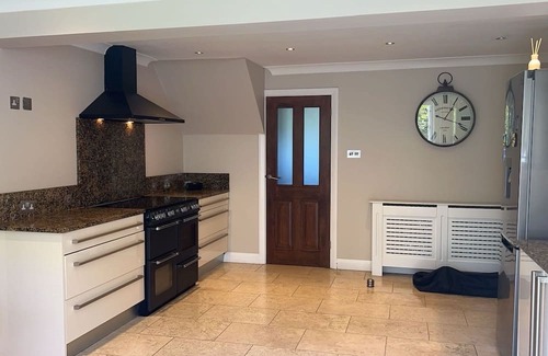 Enfield Lock Casa | Modern Canal-View 4 Bedroom Home in London