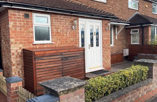Enfield Lock Casa | Modern Canal-View 4 Bedroom Home in London
