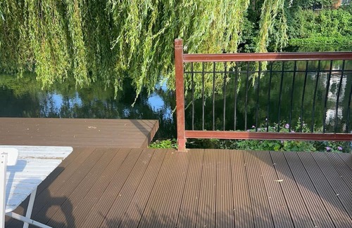 Enfield Lock Casa | Modern Canal-View 4 Bedroom Home in London