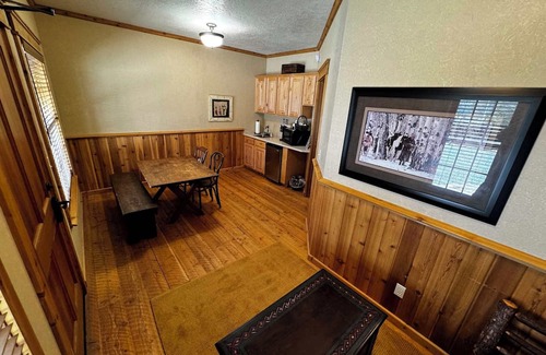 Almo Cabina | Cozy cabin 2 in at Almo Inn with AC, WiFi near City of Rocks/Castle Rocks Idaho