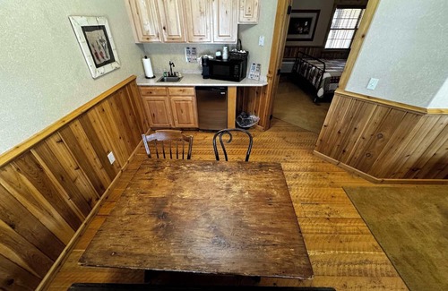 Almo Cabina | Cozy cabin 2 in at Almo Inn with AC, WiFi near City of Rocks/Castle Rocks Idaho