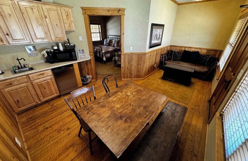 Almo Cabina | Cozy cabin 2 in at Almo Inn with AC, WiFi near City of Rocks/Castle Rocks Idaho