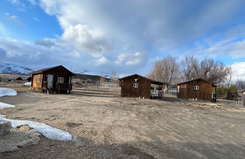 Almo Cabina | Cabin 7 at the Almo Inn near City of Rocks and Castle Rocks State Park - cozy!