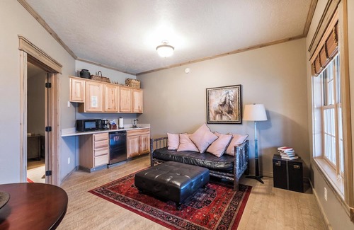 Almo Cabina | Cabin 10 Deluxe Lrg 2 Story at the Almo Inn near City of Rocks/Castle Rock Idaho