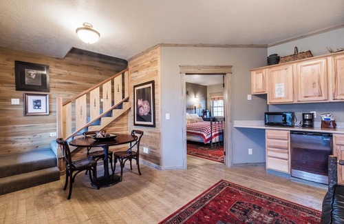 Almo Cabina | Cabin 10 Deluxe Lrg 2 Story at the Almo Inn near City of Rocks/Castle Rock Idaho