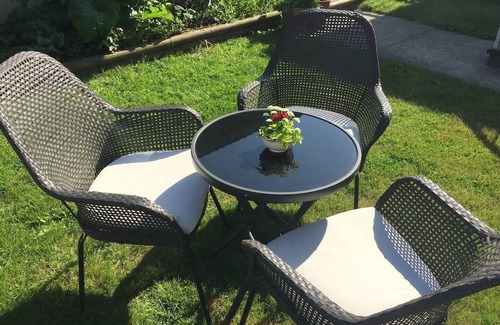 Renfrew-Collingwood Casa | 1 br private entrance by Skytrain station