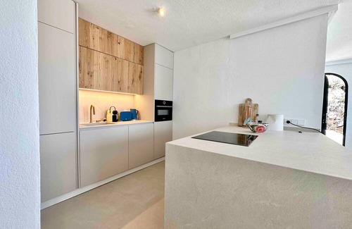 Arenal d'en Castell Apartamento | Apartment 'Poblado Marinero' with Balcony, Wi-Fi and Air Conditioning