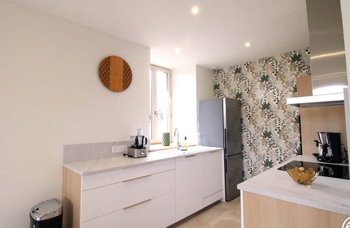 Jussac Cabaña | Charming Cottage Near Volcano Park with WiFi and Garden